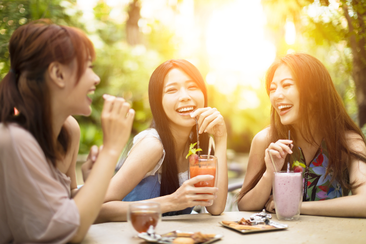 カフェで話をしている女性たちのイメージ