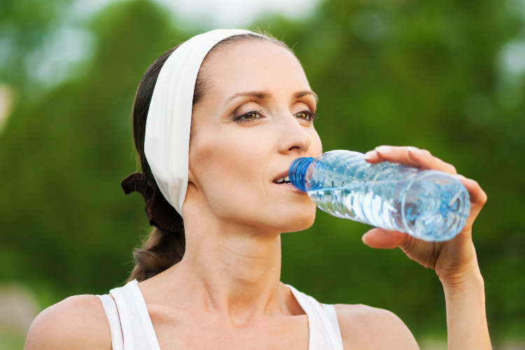 水を飲んでいる女性のイメージ