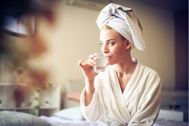 入浴後に水を飲んでいる女性のイメージ