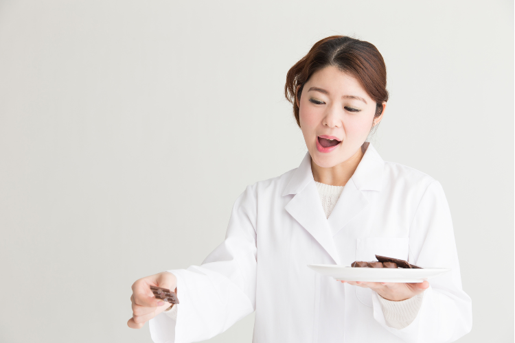 保健の先生が甘いものを食べているイメージ