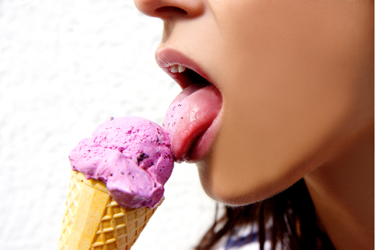 アイスクリームを食べている女性のイメージ