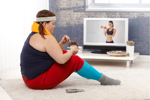 ダイエット中にケーキを食べている女性のイメージ