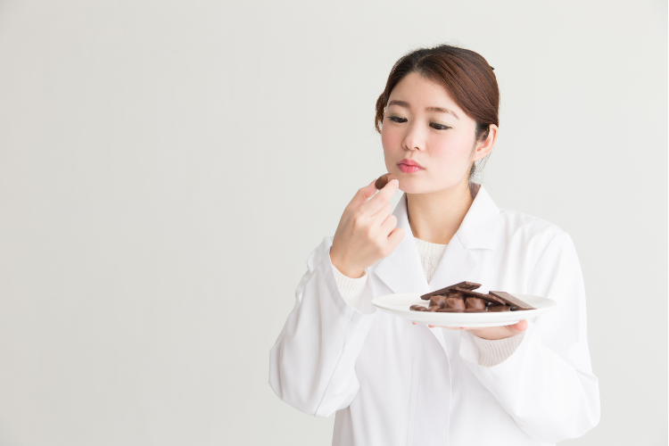 保健の先生が甘いものを食べているイメージ