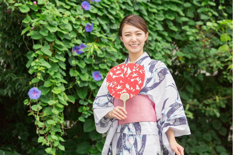 浴衣を着た美しい姿勢の女性