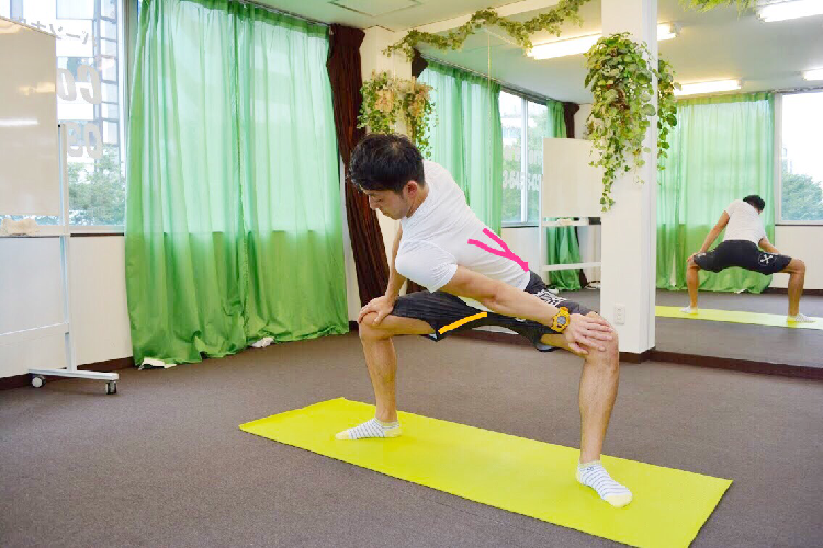 内もも+背中ストレッチ