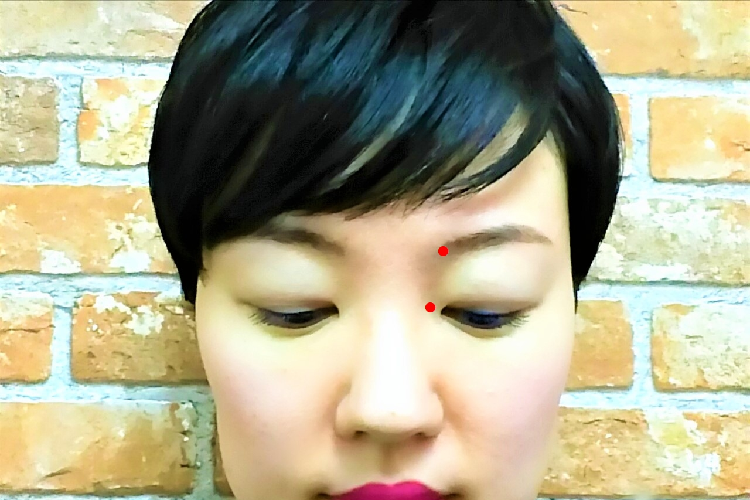 目の疲れには、晴明（せいめい）と攅竹（さんちく）のツボ押し