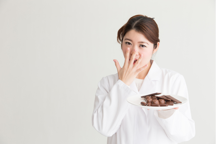 保健の先生が甘いものを食べているイメージ