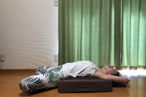 クッション使いで「寛ぎながら！ラクゆるヨガポーズ」3選！
