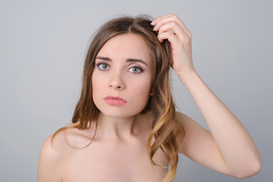 気になる頭皮のニオイ…原因と対策は何？