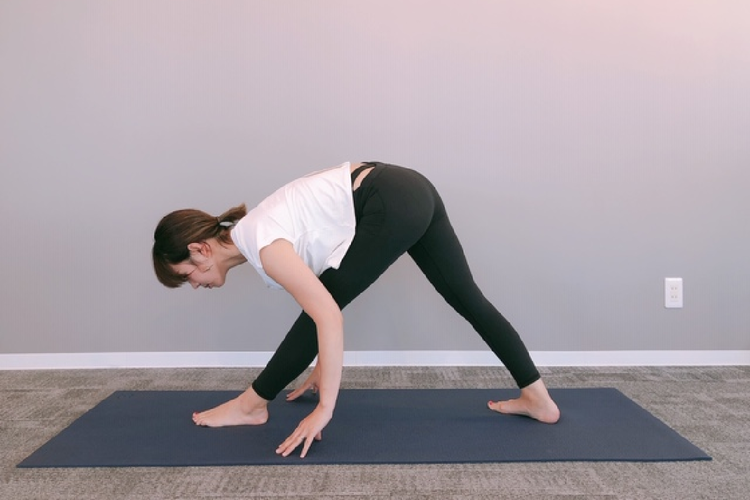 「腰の張り」を和らげるストレッチ!寝る前5分で強張りをほぐす動画