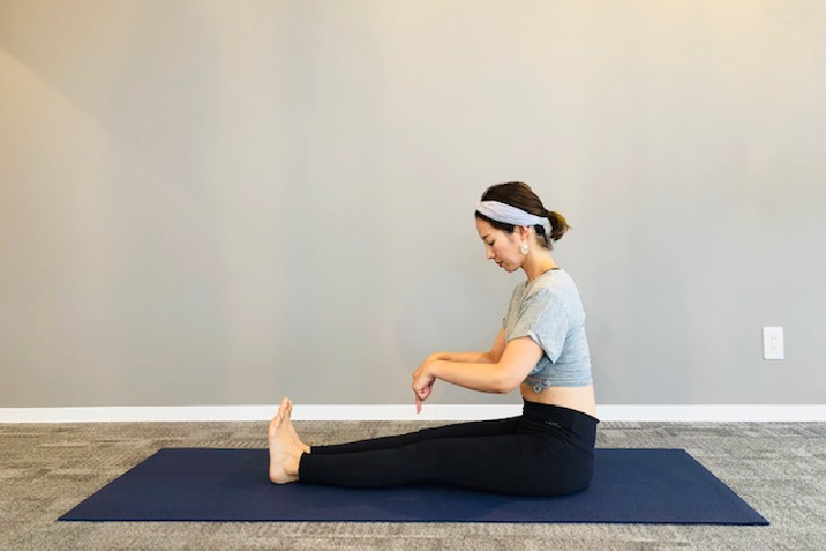 杖のポーズ　ヨガ