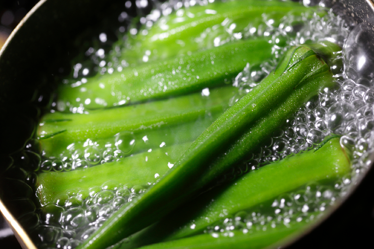 オクラを茹でる様子
