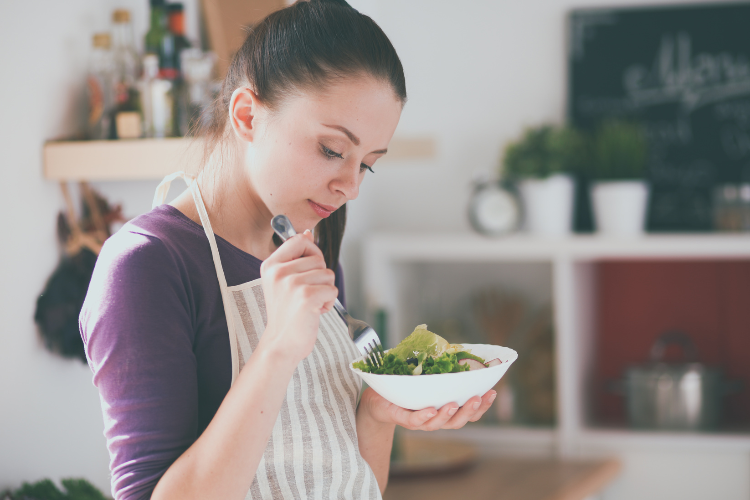 サラダを食べる女性