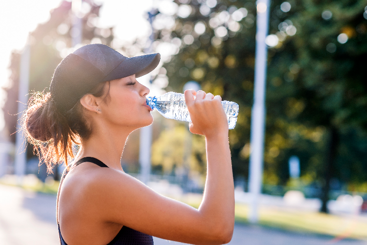 水を飲む女性