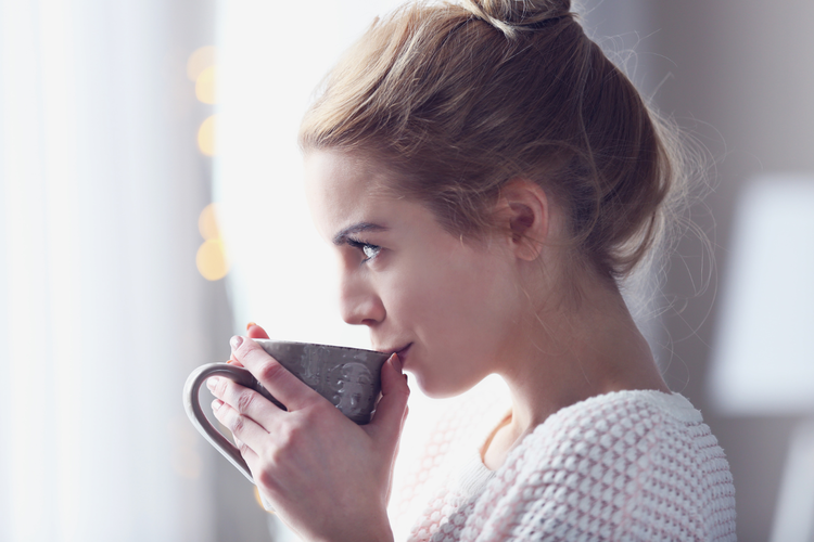 スープを飲む女性