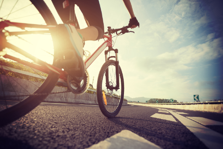 自転車に乗る人の足元