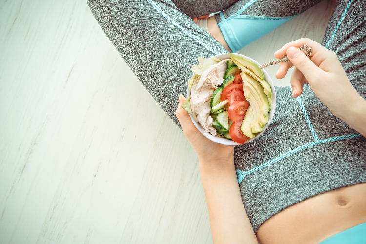 サラダを食べる女性