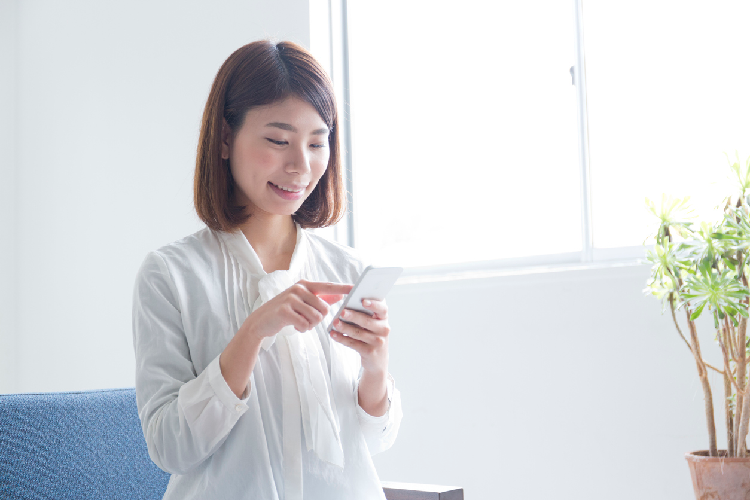 スマホを見る女性