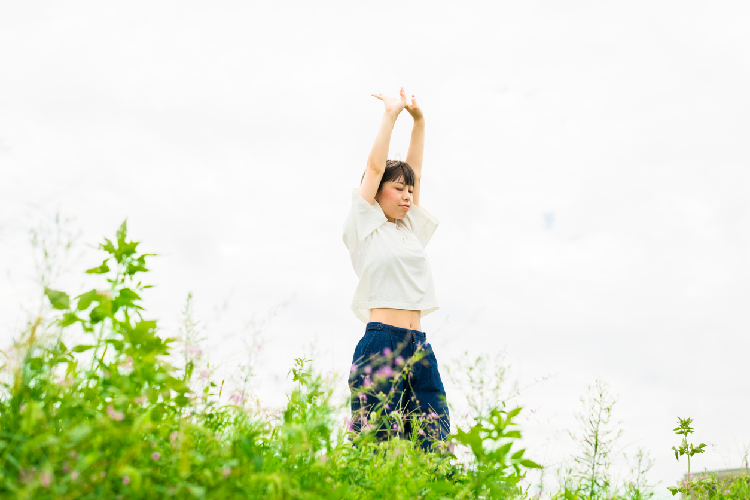 伸びをする女性