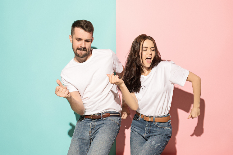 ダンスをする男女