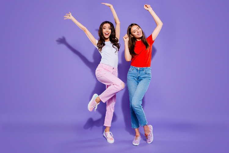 ダンスする二人組の女性