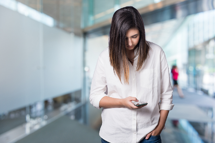 スマホをいじる女性