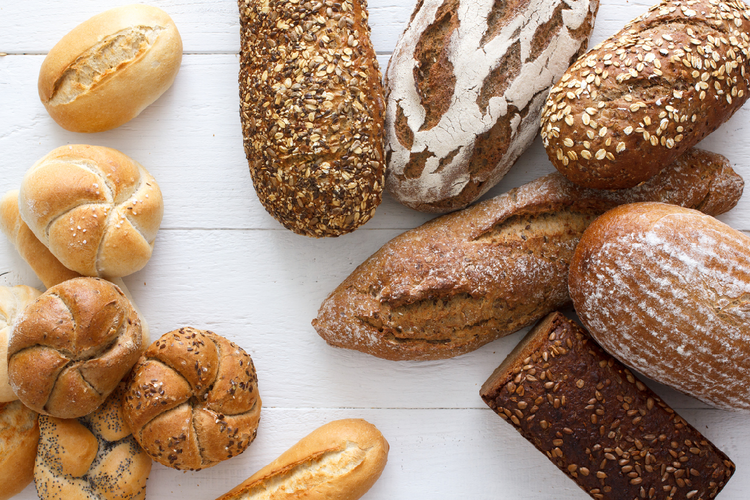 さまざまな種類のパンの画像