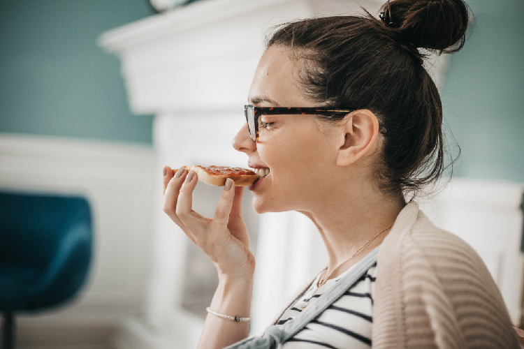 パンを食べる女性
