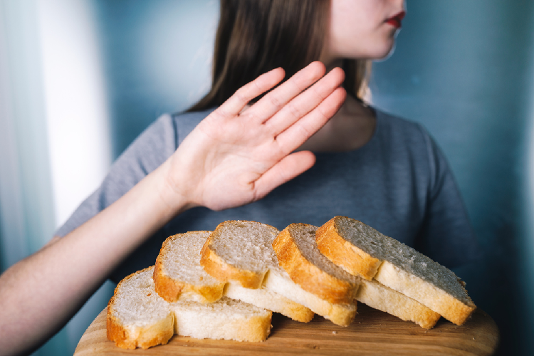 パンを拒否しする女性の画像