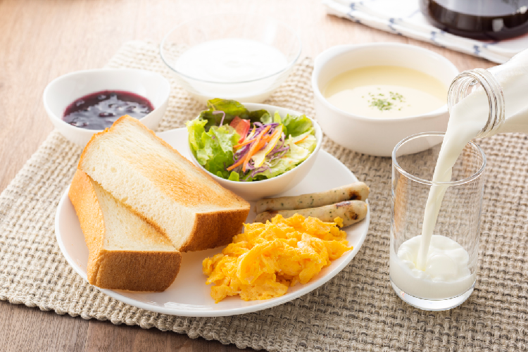 食パンとスクランブルエッグの朝食