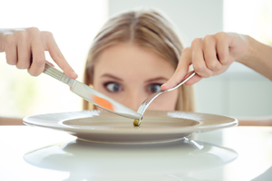 食欲が止まらない原因は？食べすぎてしまうときの対処法