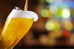 ビールが注がれる様子