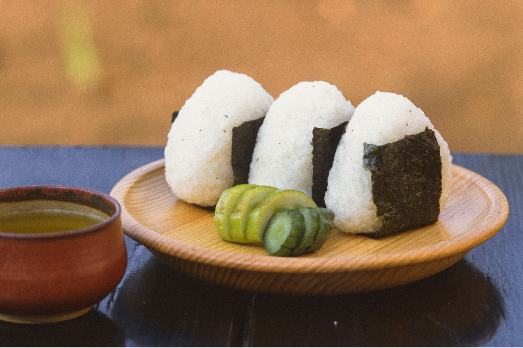 おにぎりとお茶の画像