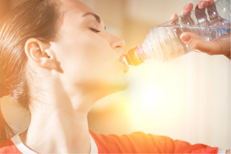 水を飲む女性
