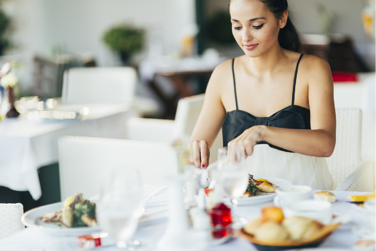 食事する女性