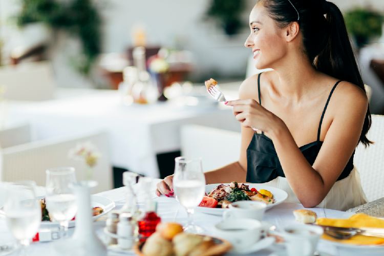 食事を楽しむ女性