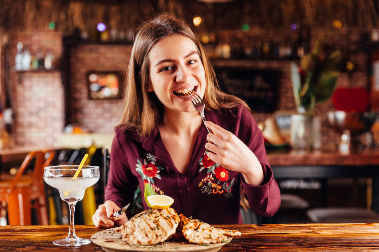 ステーキを食べる女性