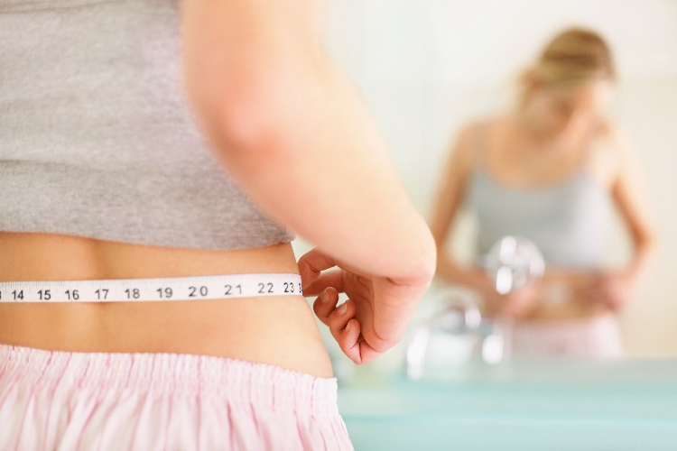 腹筋を測る女性