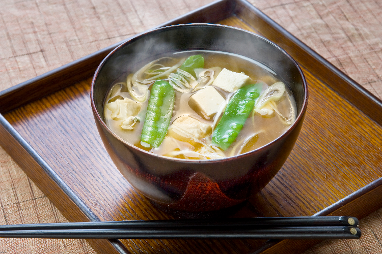 ねぎと絹さやの入った味噌汁