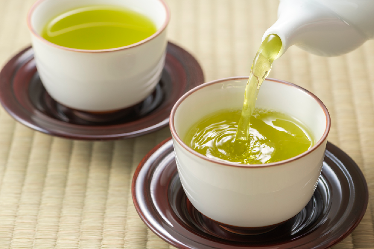 緑茶を注いでいる様子
