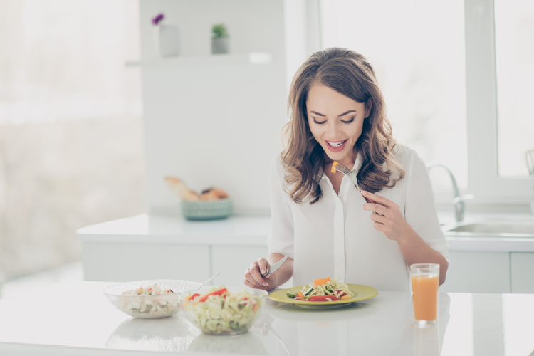 サラダを食べる女性