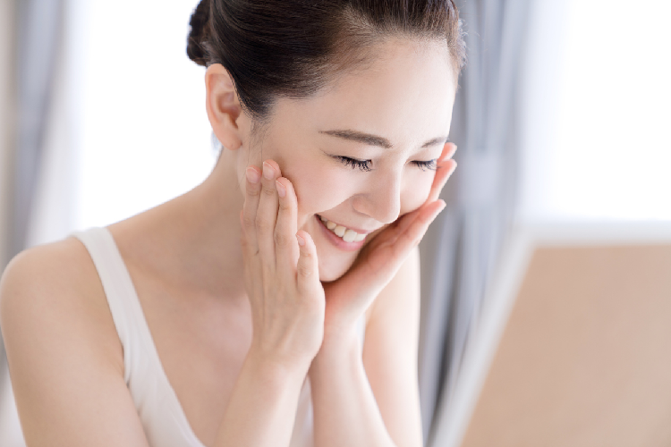 鏡を見る女性
