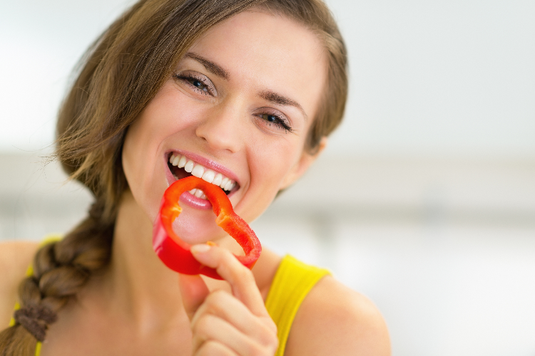 パプリカを食べる女性