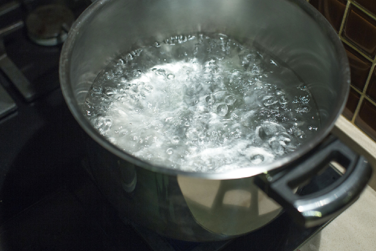 沸騰する鍋の水