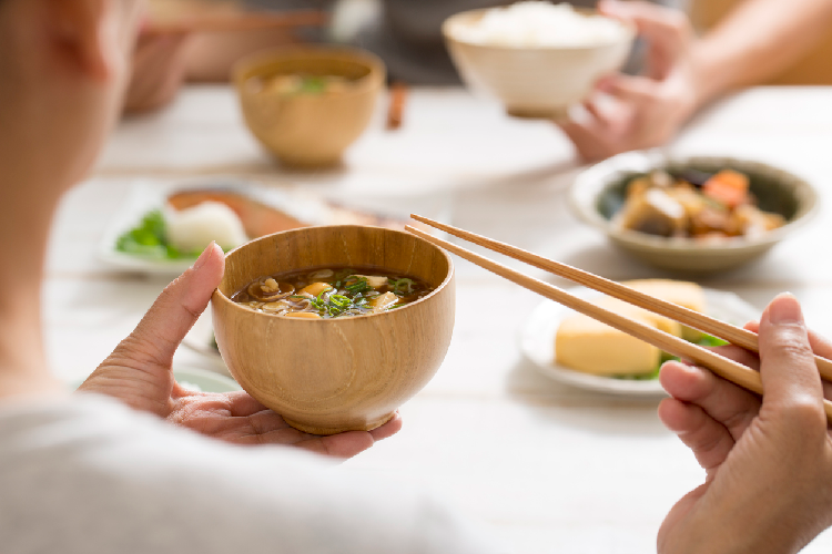 味噌汁を食べる食卓