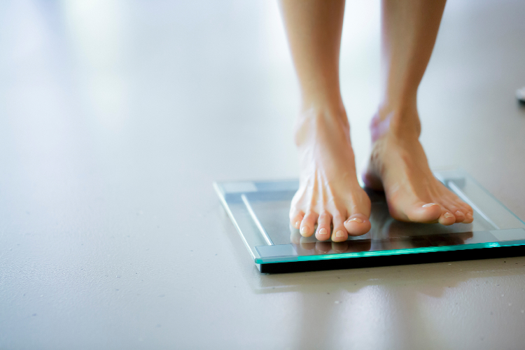 体重を測る女性