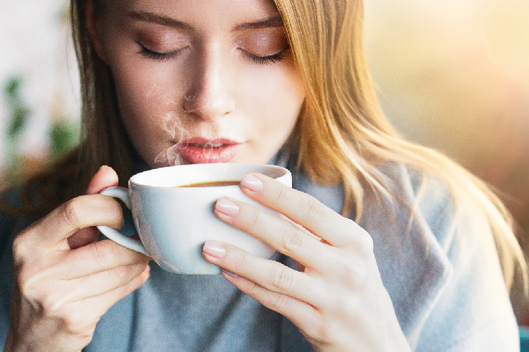 コーヒーを飲む女性