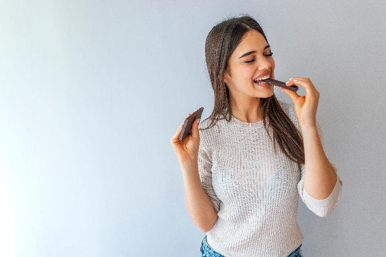チョコレートを食べる女性
