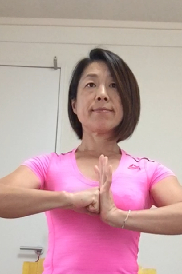 胸の前でグーとパーの手を合わせている