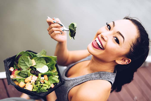 ヘルシーな食べ物を食べる女性